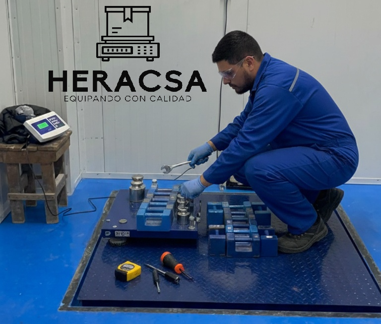 Técnico realizando mantenimiento a báscula de piso